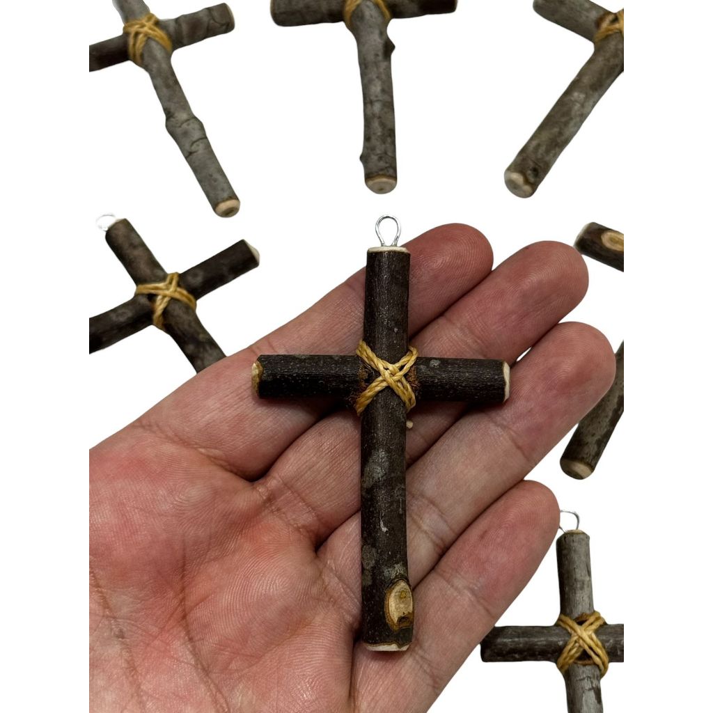 Pingente Cruz de Guiné com Corda - 7cm x 4,5cm (M) em Oferta na Shopee