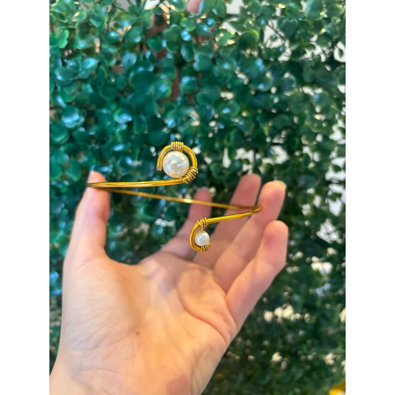 Bracelete Aberto Duas Pérolas – Design Orgânico e Minimalista