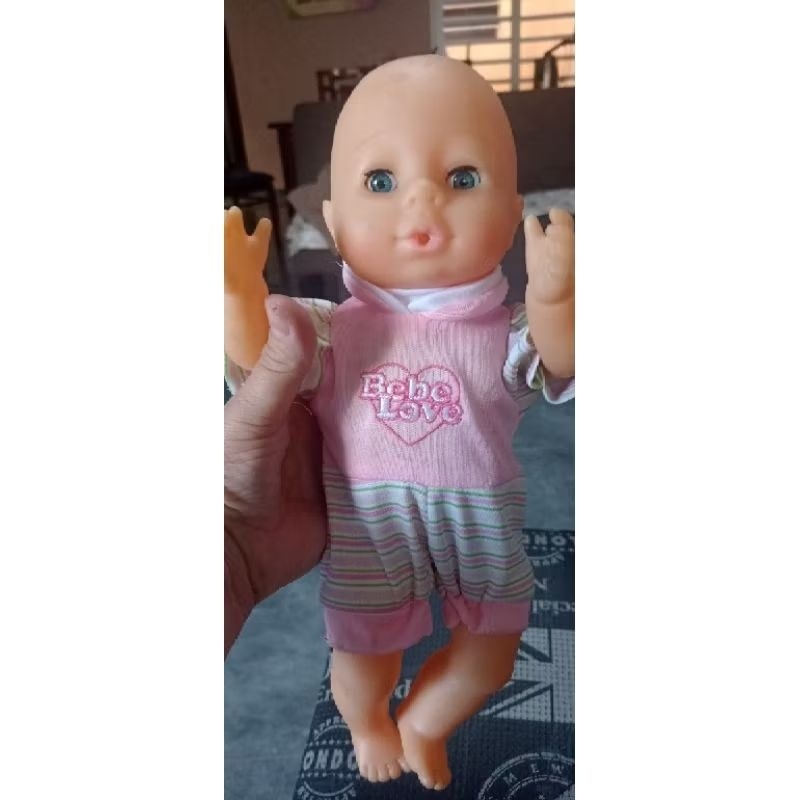 Boneca antiga, fala em Espanhol e bate palmas, usada bom estado