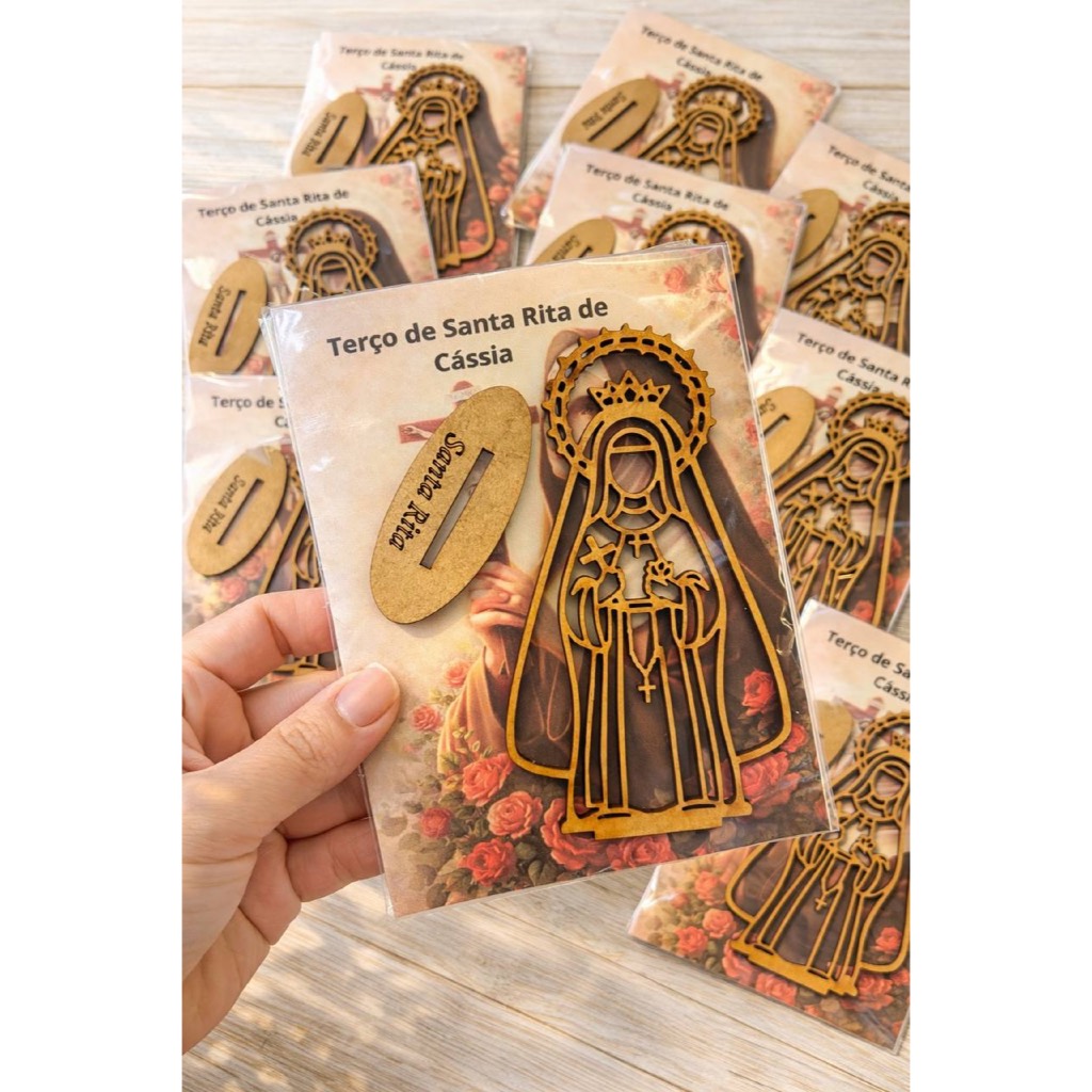 Lembrancinha Terço Santa Rita de Cássia com Mini Livrinho + Santinha em MDF | Religioso | Batizado | Crisma