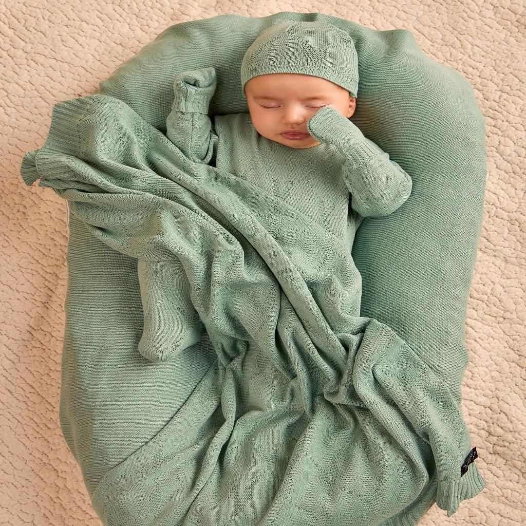 Kit Saida Maternidade Tricot Antialérgico Manta + Macacão+ Luva + Gorro Bebê Menina Menino