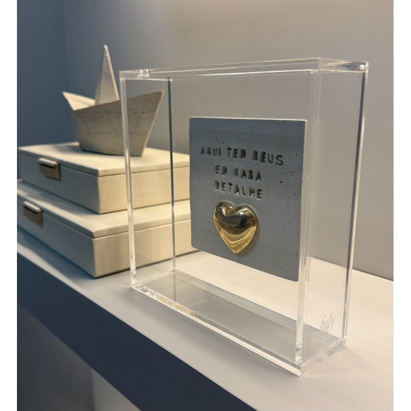 Quadro de Acrílico com placa de  cerâmica “ Aqui tem Deus em cada detalhe ”. o modelo de coração pode variar em Oferta na Shopee