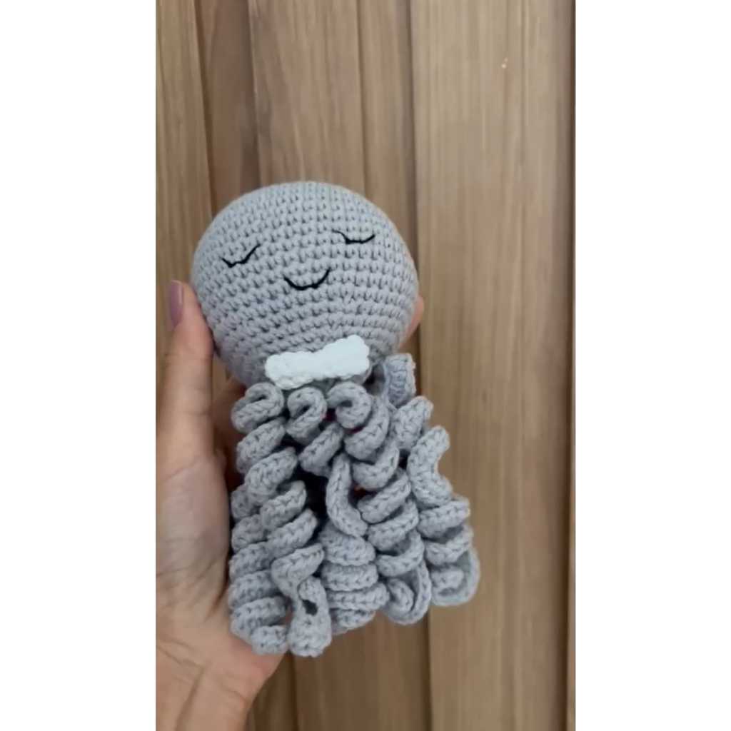 Polvo feito com linha de Crochê Amigurumi - Cinza com Gravatinha Feito à Mão 100% algodão