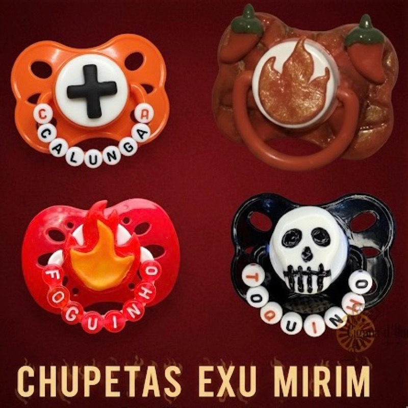 chupetas exu mirim personalizadas preta vermelha caveirinha foguinho ossinho toquinho calunguinha tranquinha