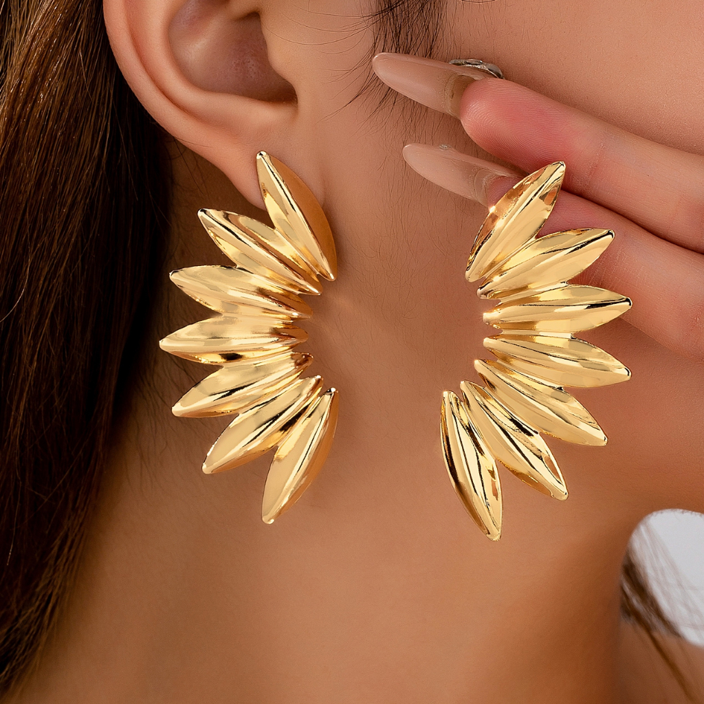 "Brinco Escultural Prateado – Design de Folha Abstrata com Brilho Metálico" em Oferta na Shopee