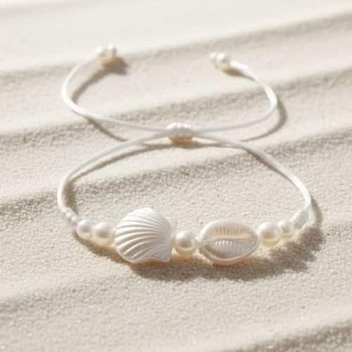 Pulseira tornozeleira branca ajustável conchas pérolas moda praia mar verão 2026