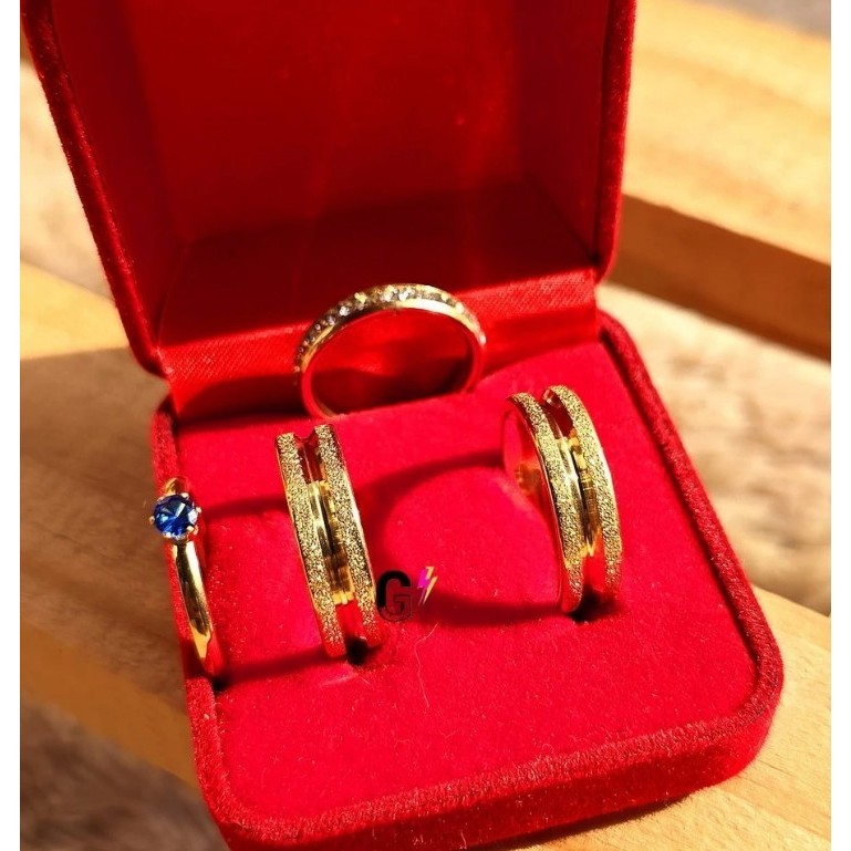 Par de alianças banhadas em ouro 18k Jateada + Gravação + Solitário e Aparador COD-0043