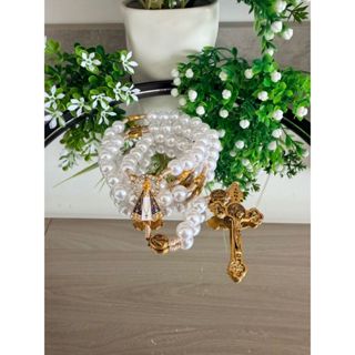 Terço de Nossa Senhora Aparecida Perolado com detalhes Dourados. em Oferta na Shopee