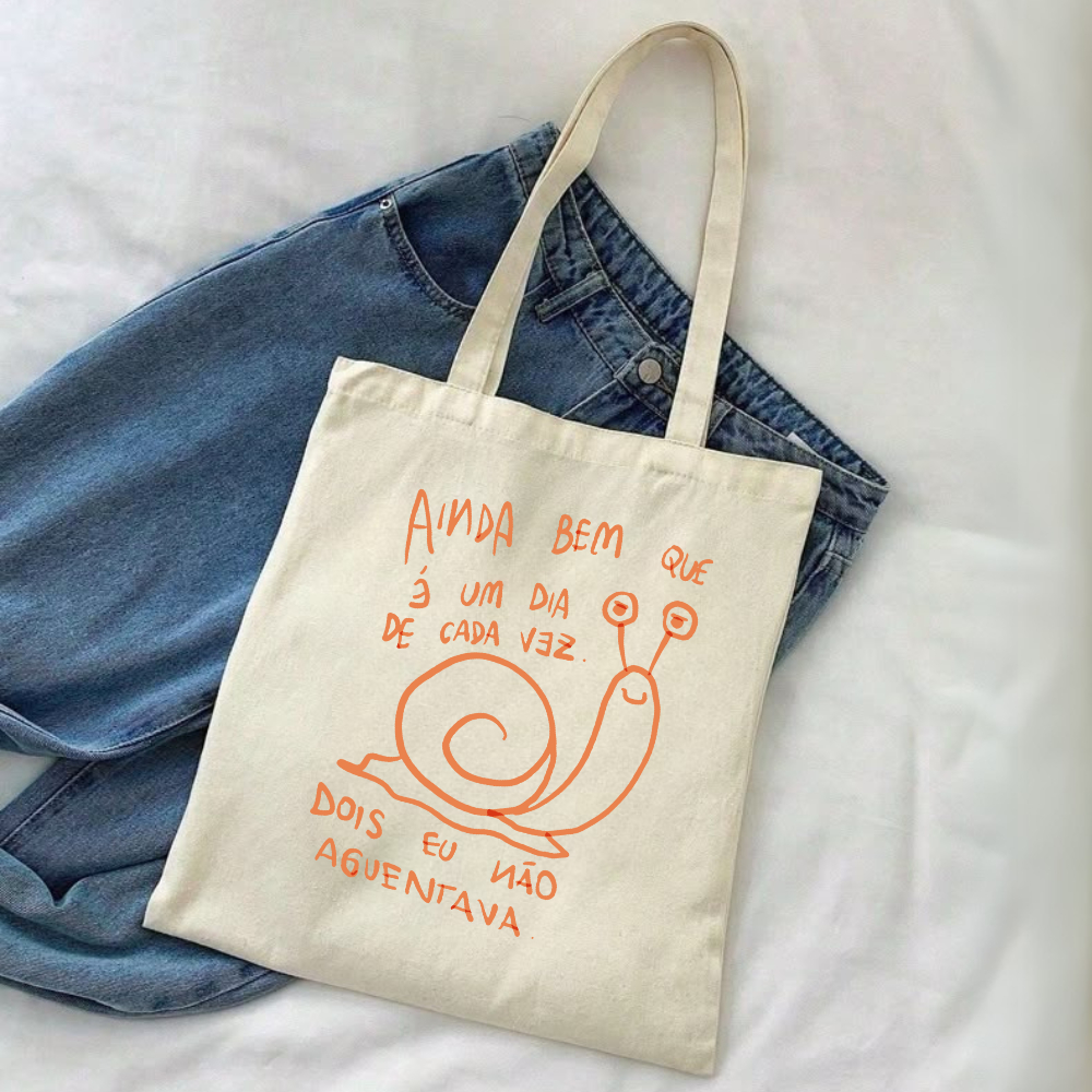 Bolsa ecológica ecobag "AINDA BEM QUE É UM DIA DE CADA VEZ, DOIS EU NÃO AGUENTAVA" 100% algodão em Oferta na Shopee