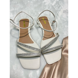 Rasteirinha feminina com amarração e tiras trançadas, confortável e ideal para o dia a dia. em Oferta na Shopee