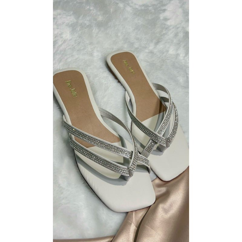 Rasteirinha feminina com duas tiras de strass, delicada, confortável e perfeita para o dia a dia. em Oferta na Shopee