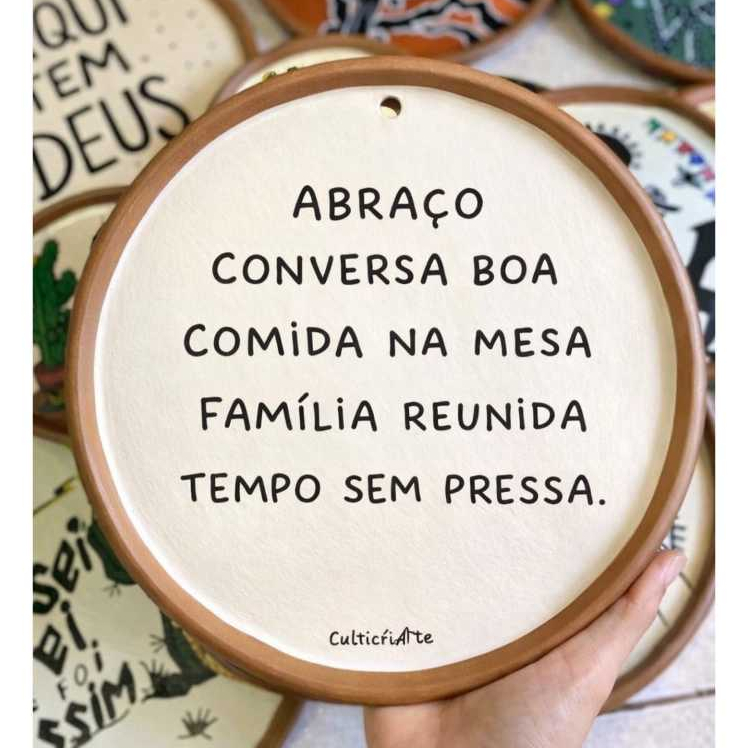 PRATO DE BARRO ABRAÇO CONVERSA BOA COMIDA NA MESA FAMÍLIA REUNIDA TEMPO SEM PRESSA em Oferta na Shopee