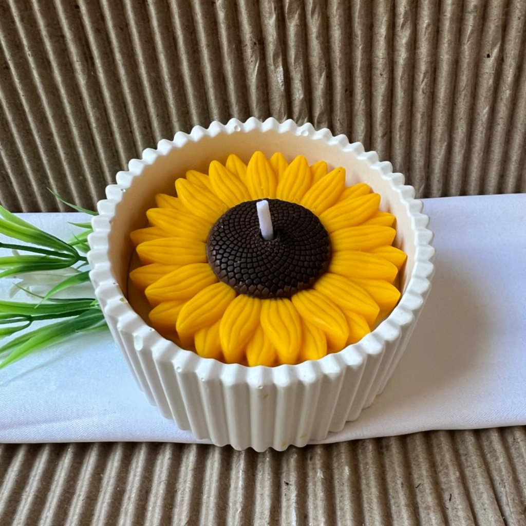 Imagem Vela Girassol, Decorativa, Artesanal e Aromática no Pote de Gesso Canelado / Presente Criativo