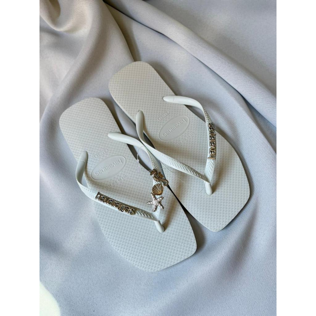 Chinelo Havaianas Square Quadrada Minimal Branca Pingente Concha + Estrela Mar + Cavalo Marinho