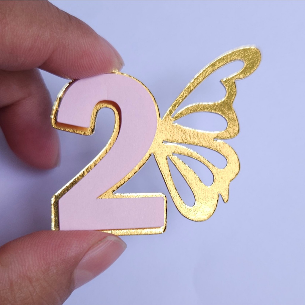 Aplique Número com Borboleta em Lamicote Dourado para Lembrancinha e Topo de Bolo – Kit Personalizado