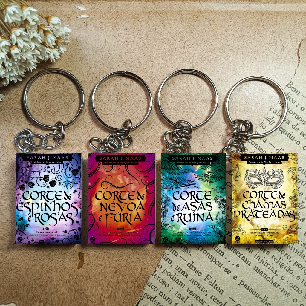 Chaveiro de mini livro - CORTE DE ESPINHOS E ROSAS em Oferta na Shopee