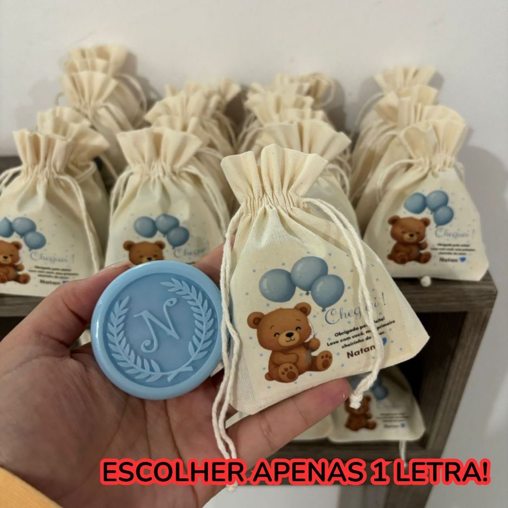 Lembrancinha Sabonete Brasão Inicial (1 Letra) + Saquinho Algodão - Kit 10/15/20/25/30/35/40/45/50