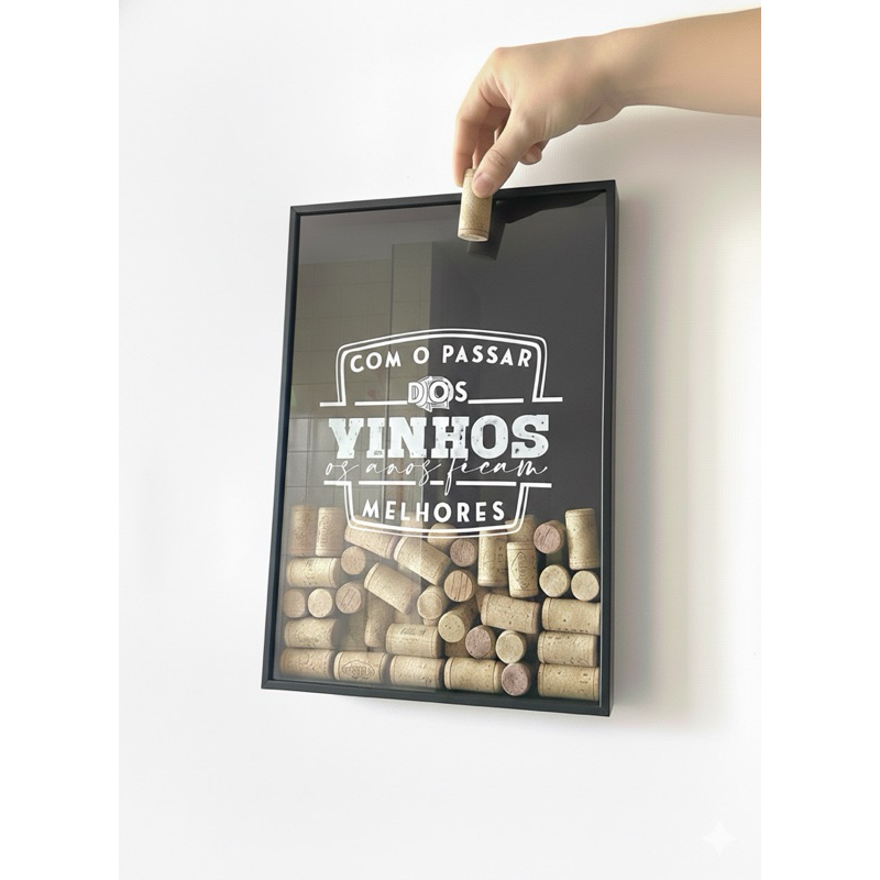 Quadro porta rolhas de vinho "Com o passar dos vinhos os anos ficam melhores"