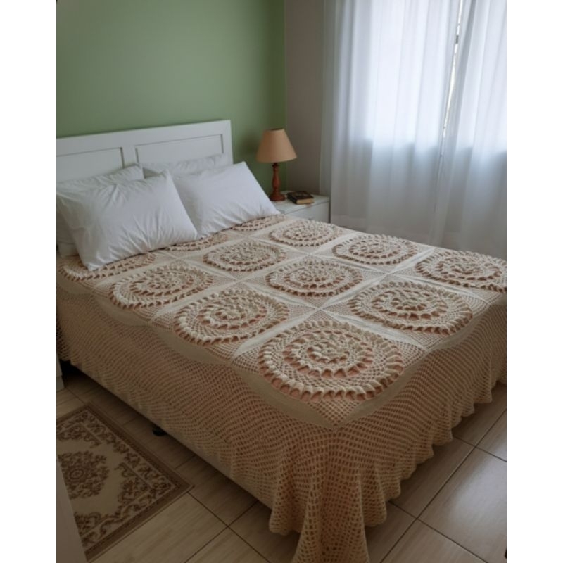 Colcha de Crochê Casal Bege com Babado Barbante Feita à Mão Luxo Quadrados Relevo 1,92m x 1,40m