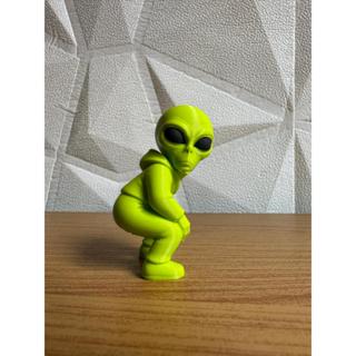Boneco ET Alienígena Pose de Quebrada – Miniatura Decorativa Estilo Urbano em Oferta na Shopee