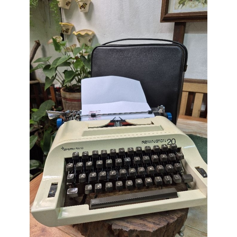 Máquina de escrever antiga Remington 20/Funcionando