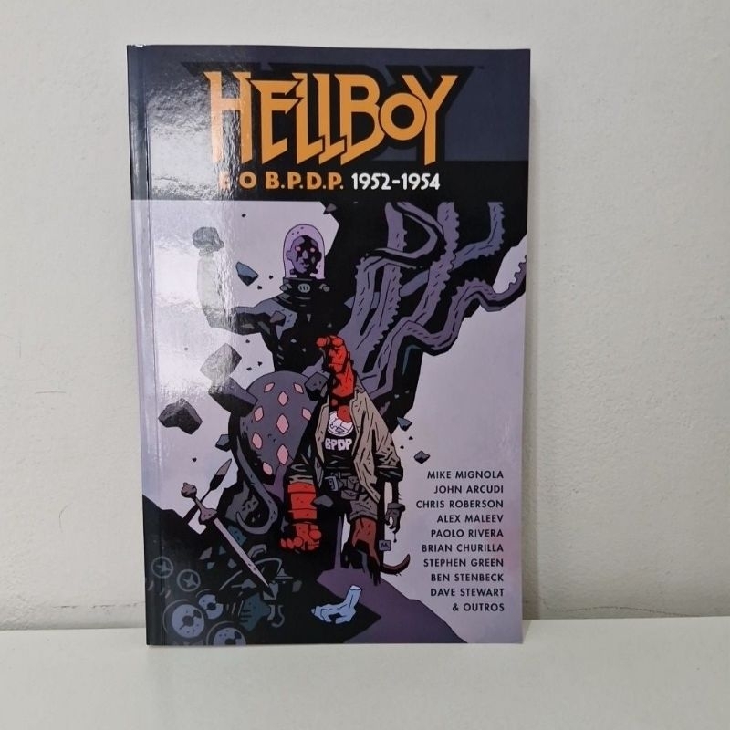 Hellboy e o B.P.D.P. 1952 - 1954 - HQ de Mike Mignola e outros - Editora Mythos