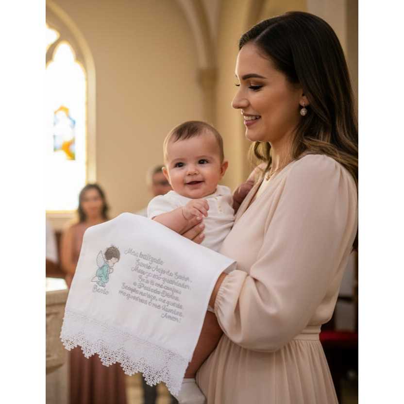 Toalha de batizado bordada (Oração Santo anjo) em linho misto (40 cm x 60cm).Barra bordada, Personalizável