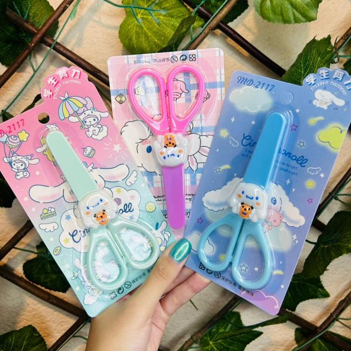 Tesoura Infantil Escolar Cinnamoroll Turma da Hello Kitty com Capa Protetora Escola Volta as Aulas