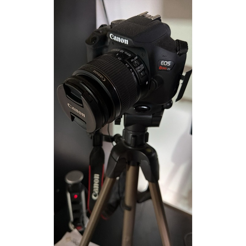 Canon EOS Rebel T7 ✅ Lente: Canon EF-S 18–55mm (lente do kit, com zoom)