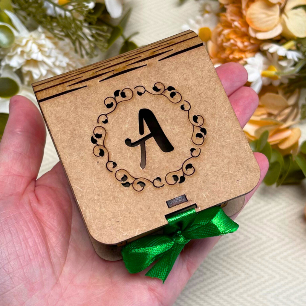 Kit 40 Caixa Lembrancinha Com Fita Personalizada Aniversário MDF 5x5x4 15 Anos Caixinha Debutante