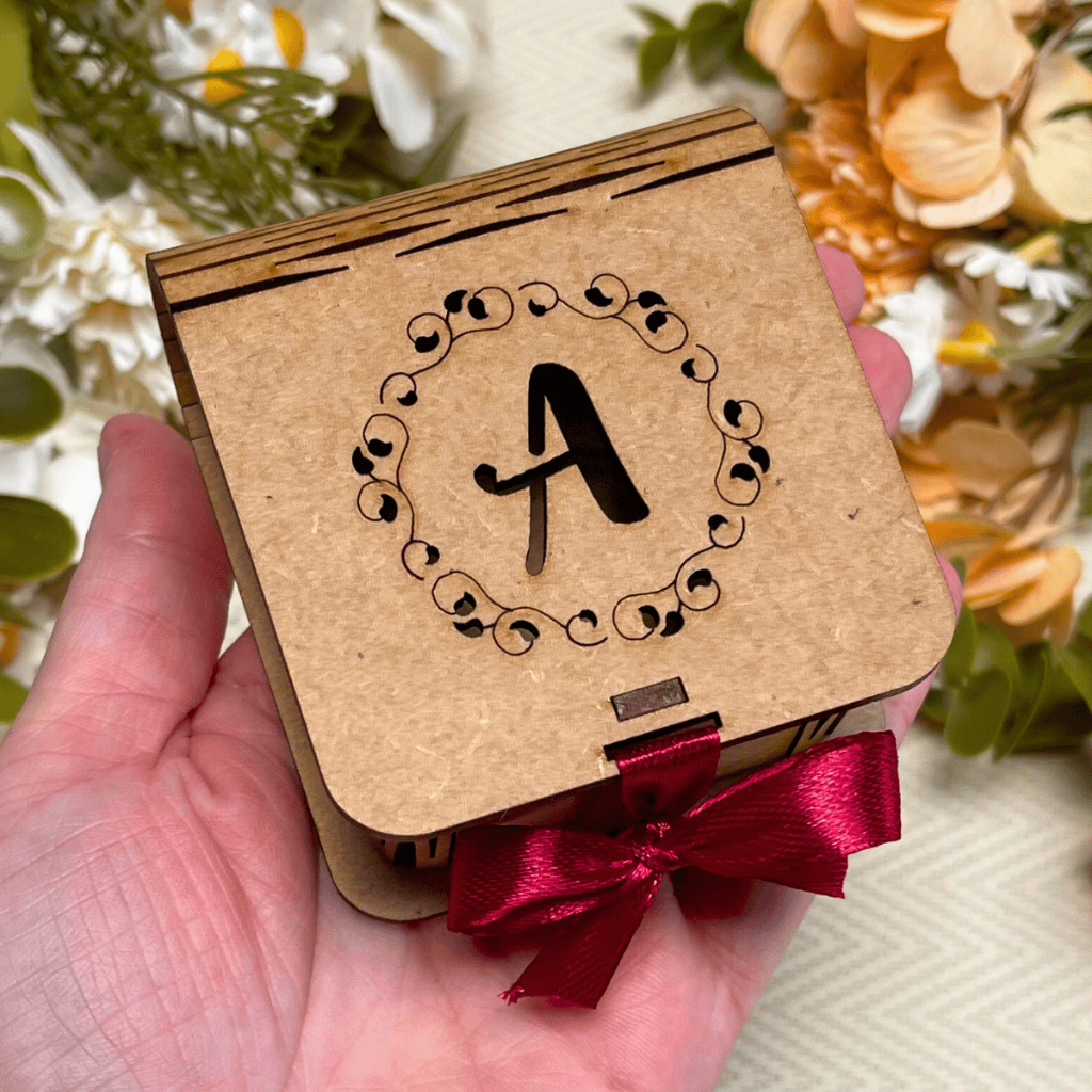 Kit 50 Caixa Lembrancinha Com Fita Personalizada Aniversário MDF 5x5x4 15 Anos Caixinha Debutante
