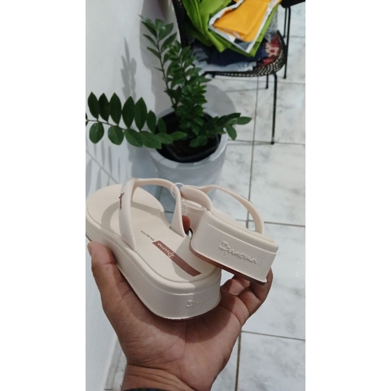 Chinelo Ipanema Salto Anabela Conforto Estilo Casual com Detalhe Dourado