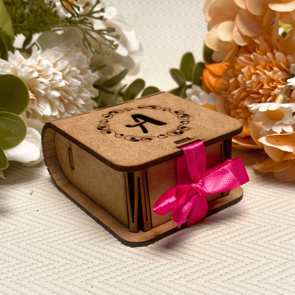 Kit 100 Lembrancinha Caixa Aniversário Com Fita MDF 5x5x4 15 Anos Personalizada Caixinha Debutante
