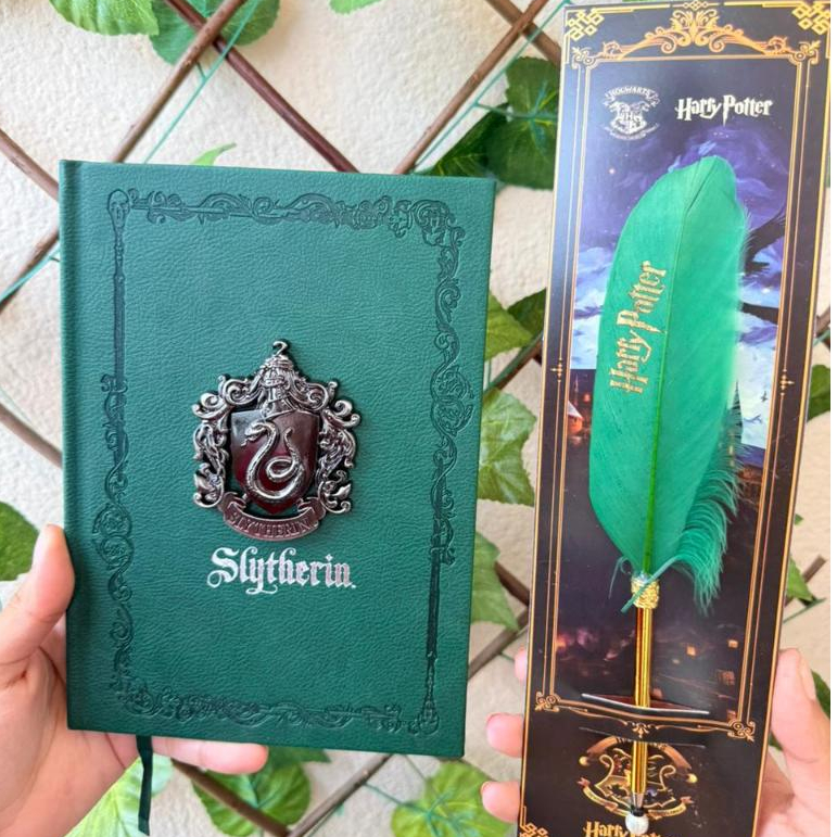 Caderno Harry Potter + Caneta Pena Alta Qualidade Papelaria Brasão 21x15cm Hogwards Sonserina