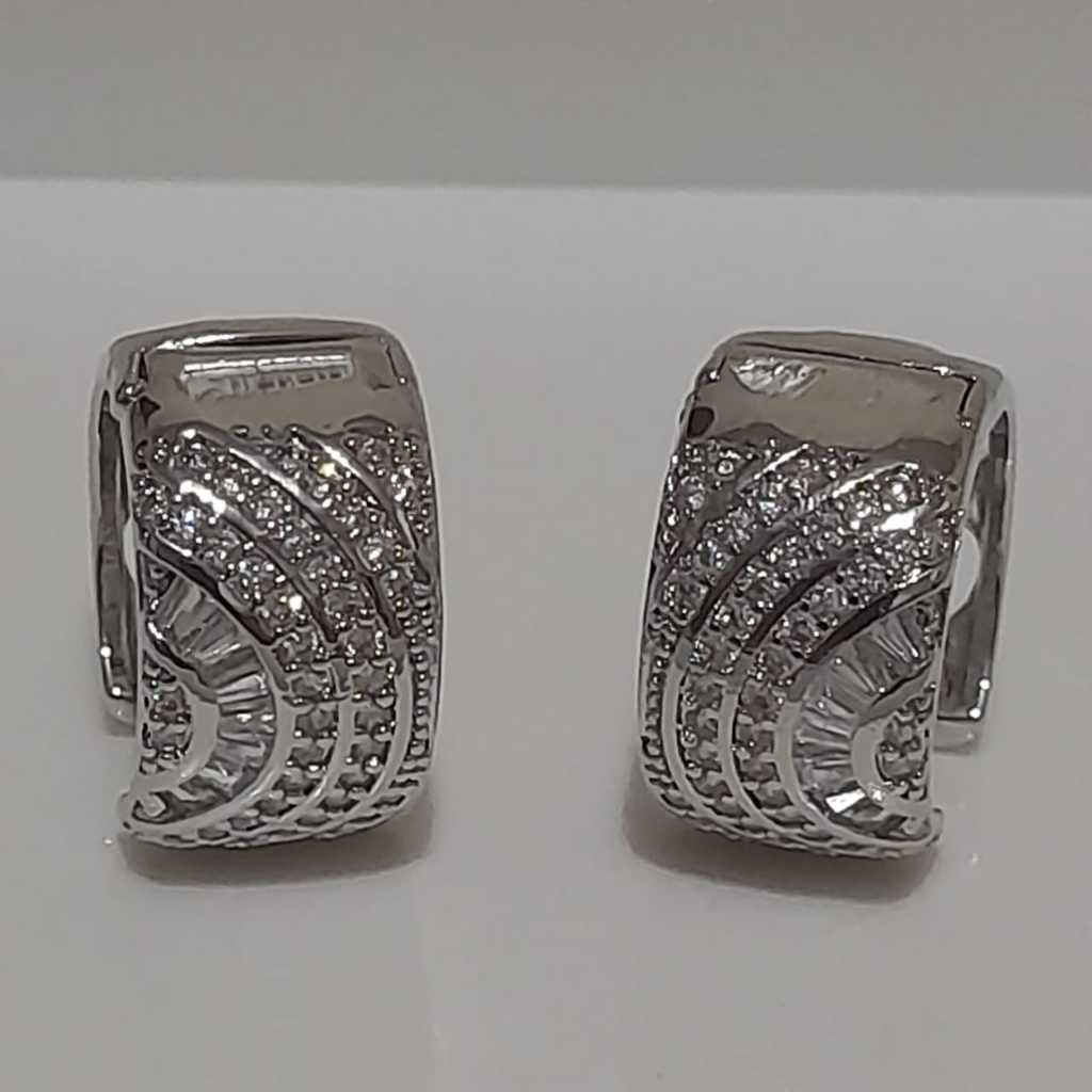 Brinco em inox prata argola de pressão com detalhes pedras furtador e gotinhas da marca Bijou