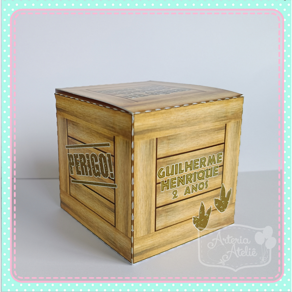 Caixa cubo Lembrancinha Festa Aniversário Pegada Dinossauro 6x6cm (em papel com estampa de madeira)