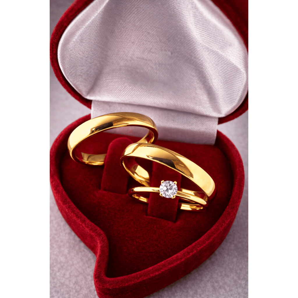Par de Alianças de Casamento Banhada + Anel Solitário de Noivado em Oferta na Shopee