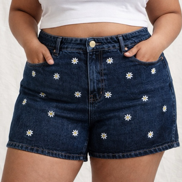 Short Jeans Feminino Bordado 52 ao 36 com Bolso Frontal Sem Lycra