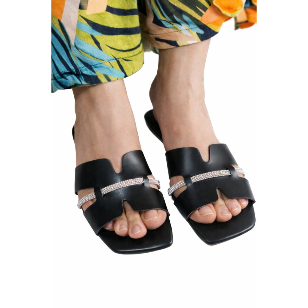 Sandália rasteira feminina com brilho, tiras em H, confortável, elegante e moderna. Ideal para festas e uso diário.