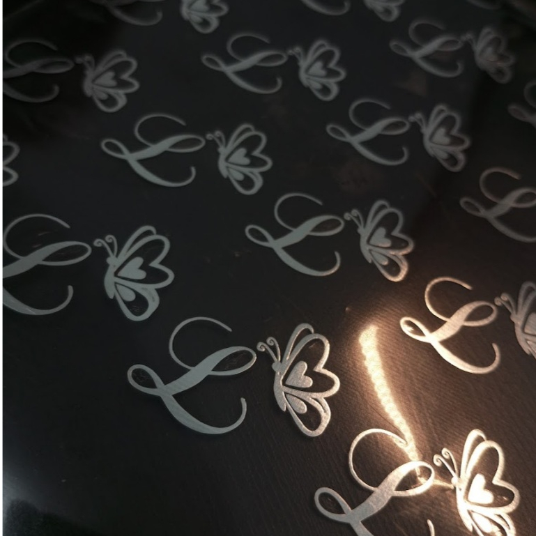 Inicias e logos em Vinil Termocolante - Dourado, Prata, Preto e outras cores - Aplique em porta jóias, camisetas, etc. em Oferta na Shopee