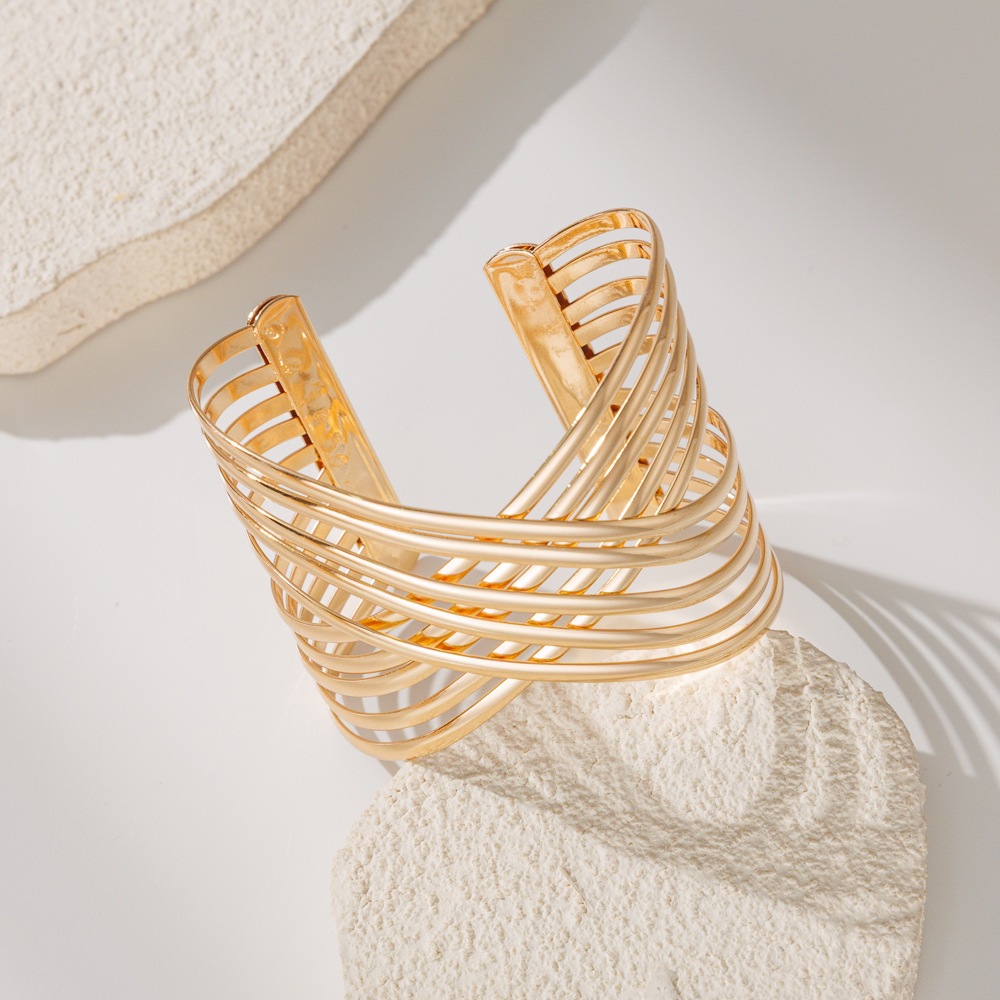 "Bracelete Feminino Dourado com Design Arquitetônico – Glamour Contemporâneo e Estilo Europeu"