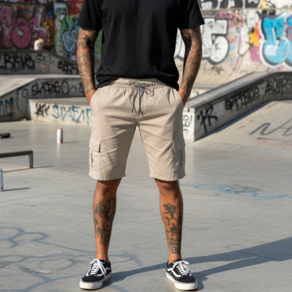 Bermuda Cargo Masculina em Sarja com Elástico e Bolsos Laterais