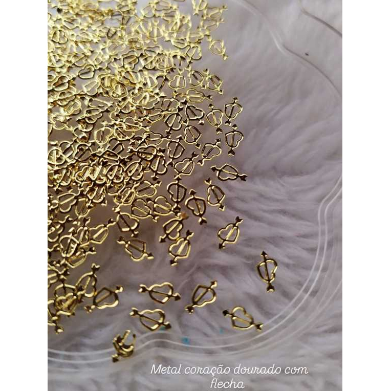 metal coraçao com flecha dourado - escolha a quantidde (pedrarias para adesivos  joias de unhas)