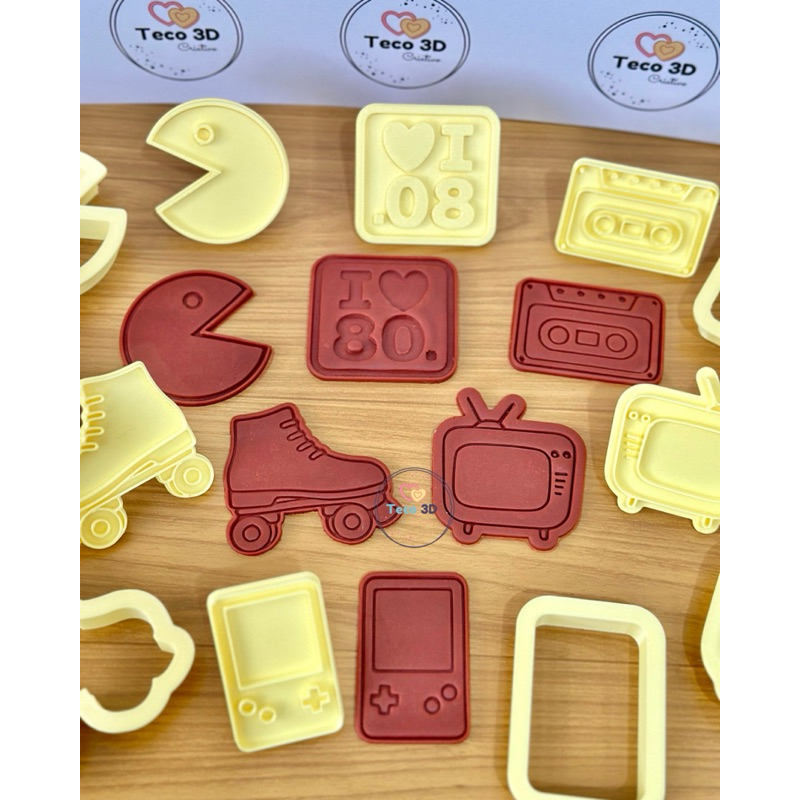 CORTADOR DE BISCOITO ANOS 80 + CARIMBO 6 CM PAC MAN PATINS TV DE TUBO FITA K7 GAME BOY AMO ANOS 80 BOLACHA CONFEITARIA