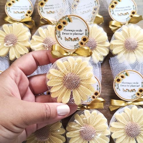 Kit 10 Lembrancinhas Sabonetes Flor Margarida + tule + laço + tag Personalizada |maternidade | aniversários | casamentos