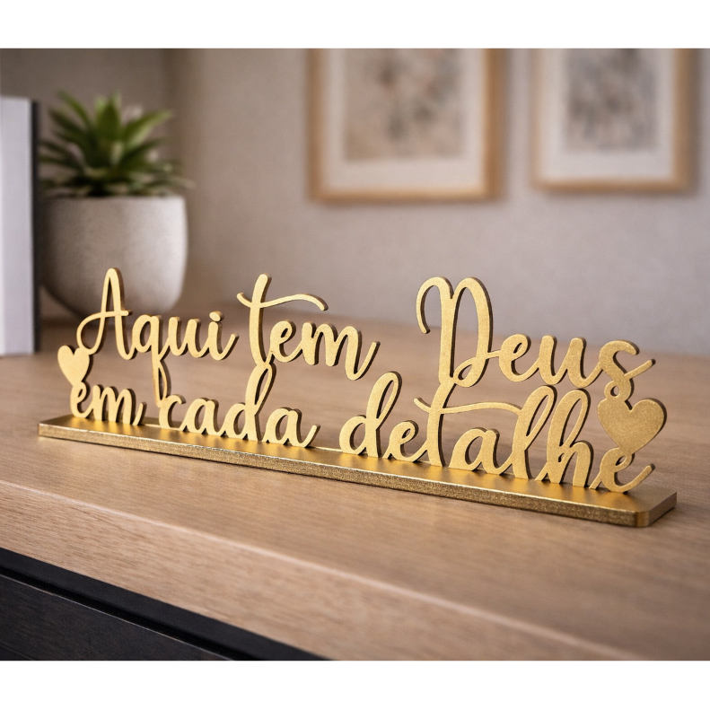 Frase Decorativa: Aqui tem Deus em Cada Detalhe <3 Dourado/Preto/Branco - Decoração de Ambientes em Oferta na Shopee