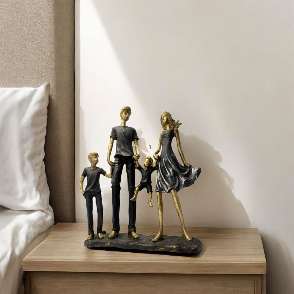 Estatueta Família Com Dois Filhos Meninos Decoração