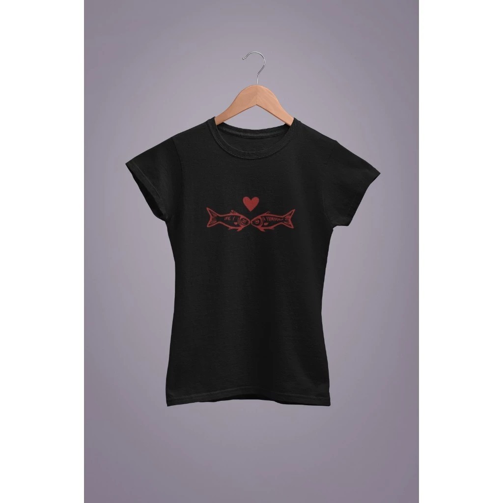 Baby Tee Y2K Feminina- Estampa Dois Peixe, Conforto Elástico e Versátil para Primavera/Verão/Outono