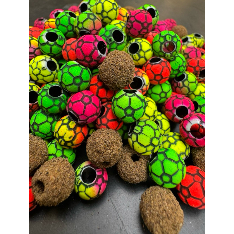 kit com 100 miçangas  bolinha de futebol 10mm para pesca de tambas