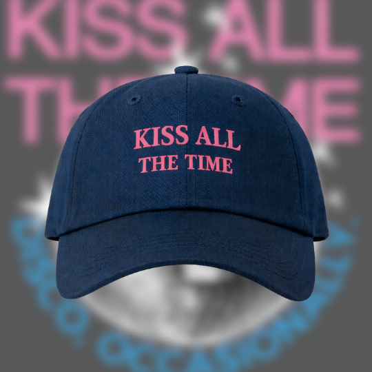Boné Bordado KISS ALL THE TIME do Harry Styles Cantor Britânico - Internacional Álbum Novo l 100% Algodão